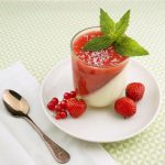 Resep Panna Cotta Saus Stroberi, Mudah dan Cantik