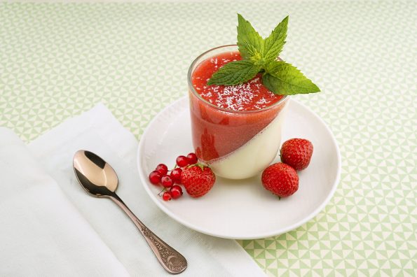 Resep Panna Cotta Saus Stroberi, Mudah dan Cantik